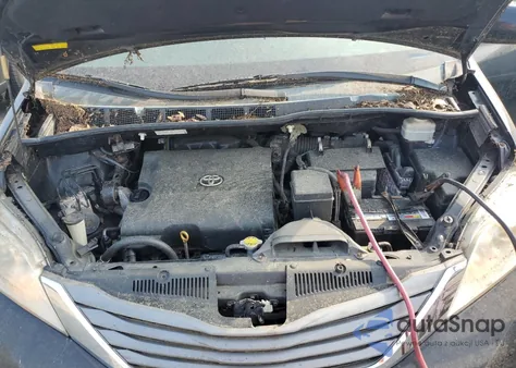 2011 Toyota Sienna Xle z USA, uszkodzony, nr VIN 5TDYK3DC5BS098350